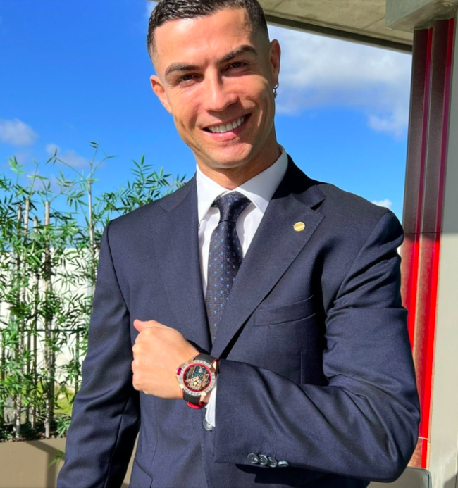 Ronaldo khoe đồng hồ tiền tỉ có hình ảnh chế giễu MU trước khi chấm dứt hợp đồng - Ảnh 1.