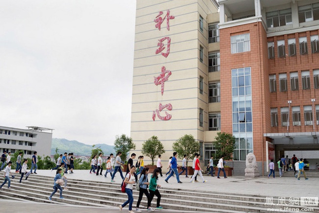 Cận cảnh trường chuyên ôn thi Đại học khắc nghiệt nhất Trung Quốc: Học 17 tiếng/ngày, không được dùng điện thoại và bị giám sát từng nhất cử nhất động - Ảnh 1.