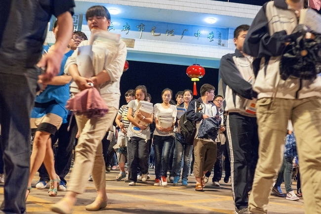 Cận cảnh trường chuyên ôn thi Đại học khắc nghiệt nhất Trung Quốc: Học 17 tiếng/ngày, không được dùng điện thoại và bị giám sát từng nhất cử nhất động - Ảnh 4.