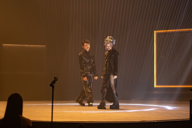 Grey D và showcase ra mắt “tiền tỉ&quot;: sân khấu xoay 360 độ, ghi hình MV trực tiếp và hơn thế nữa! - Ảnh 4.