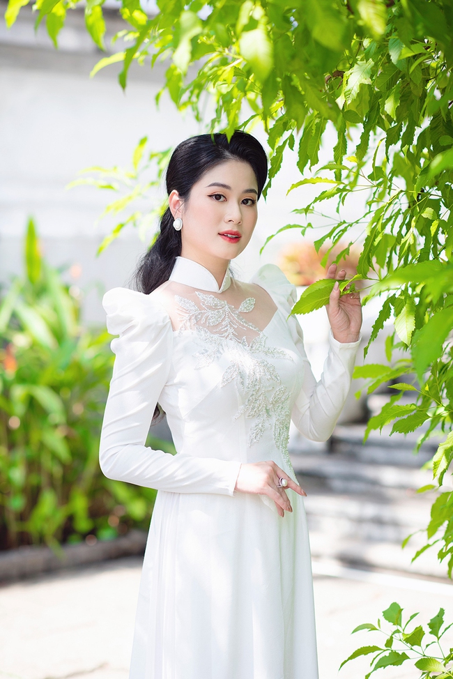 NTK Linh Bùi ra mắt BST áo dài 'Nắng thủy tinh' - Ảnh 11.