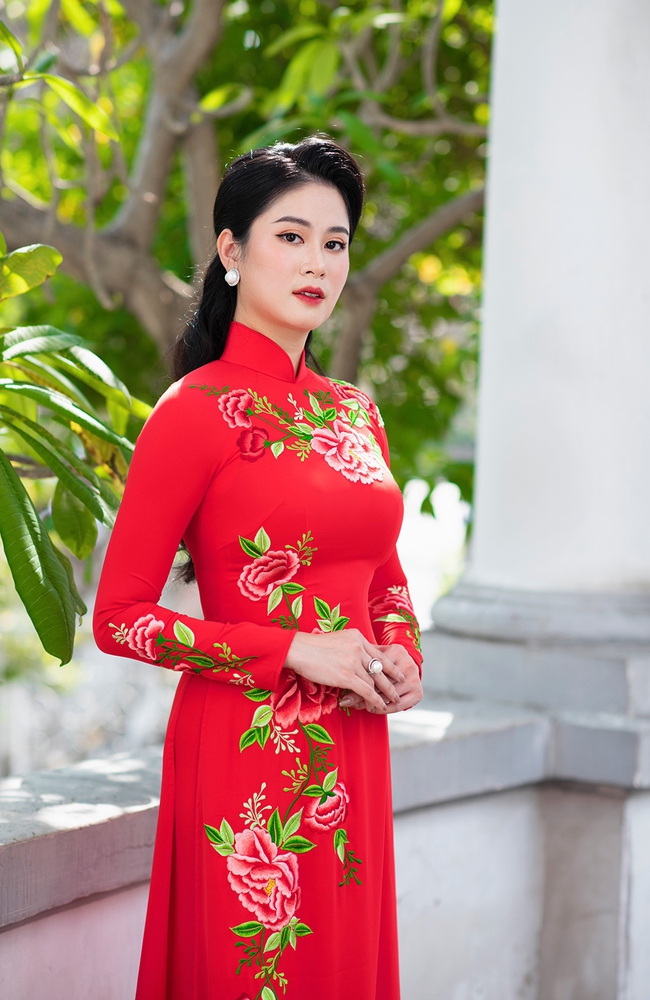 NTK Linh Bùi ra mắt BST áo dài 'Nắng thủy tinh' - Ảnh 2.