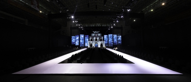 Trở lại mùa 14 với chủ đề “Cảm hứng di sản”,  Tuần lễ thời trang quốc tế Việt Nam thu đông 2022 đưa Tháp Rùa lên sân khấu  - Ảnh 2.