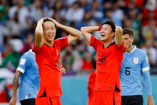 Tiền đạo Hàn Quốc bỏ lỡ cơ hội không tưởng trước Uruguay - Ảnh 3.