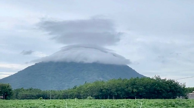 Đám mây ảo diệu xuất hiện trên đỉnh núi Bà Đen (Tây Ninh) khiến dân tình không ngừng xôn xao - Ảnh 5.