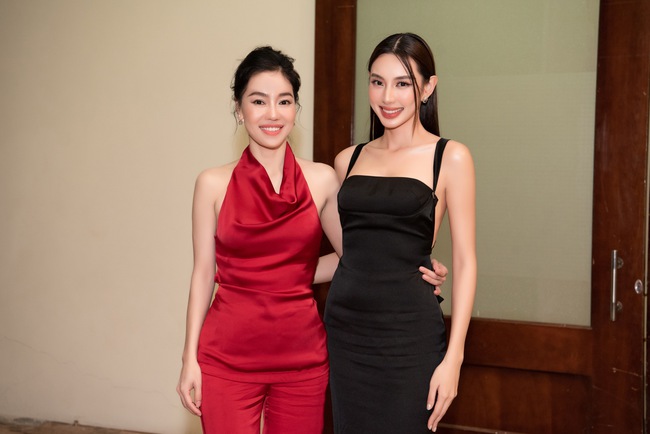 Hoa hậu Thùy Tiên bất ngờ đột nhập hậu trường Hoa hậu Việt Nam 2022 - Ảnh 2.