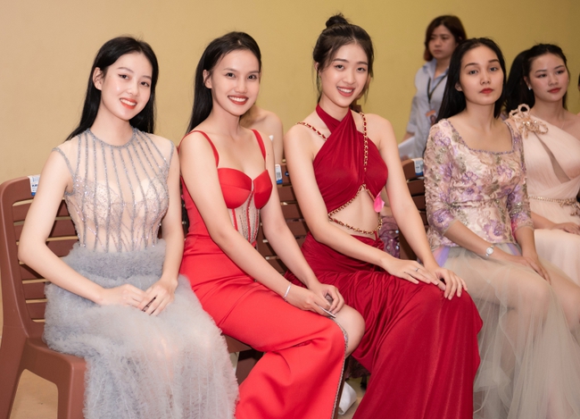 Hoa hậu Thùy Tiên bất ngờ đột nhập hậu trường Hoa hậu Việt Nam 2022 - Ảnh 6.