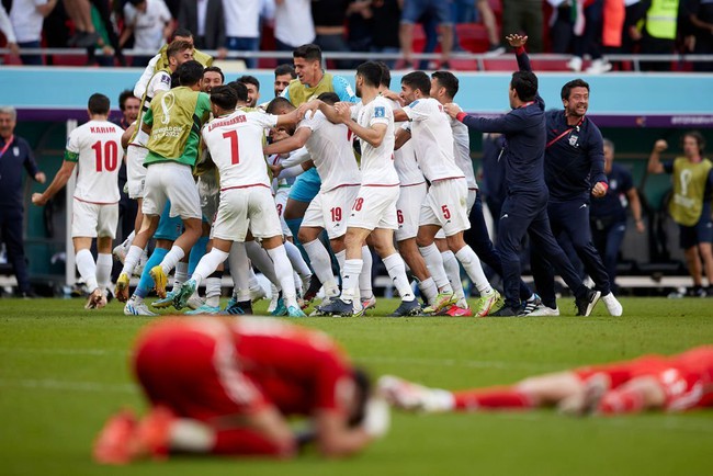 Tuyển Iran &quot;nổ tung&quot; cảm xúc sau chiến thắng nghẹt thở ở World Cup 2022 - Ảnh 4.