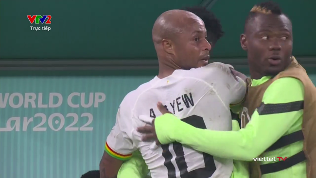 Cầu thủ Ghana đón tin dữ khi đang… ăn mừng dở - Ảnh 3.