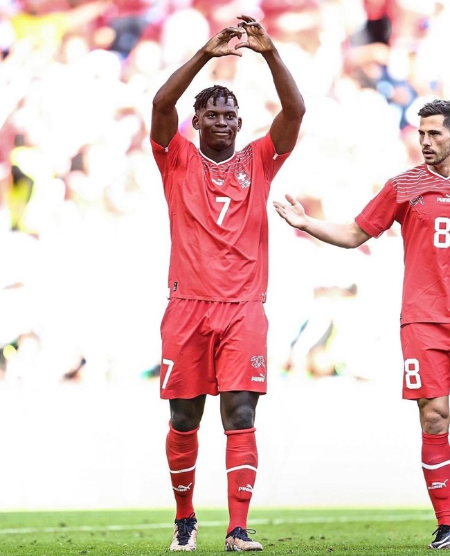 Tiền đạo Thụy Sĩ từ chối ăn mừng khi ghi bàn vào lưới Cameroon - Ảnh 6.