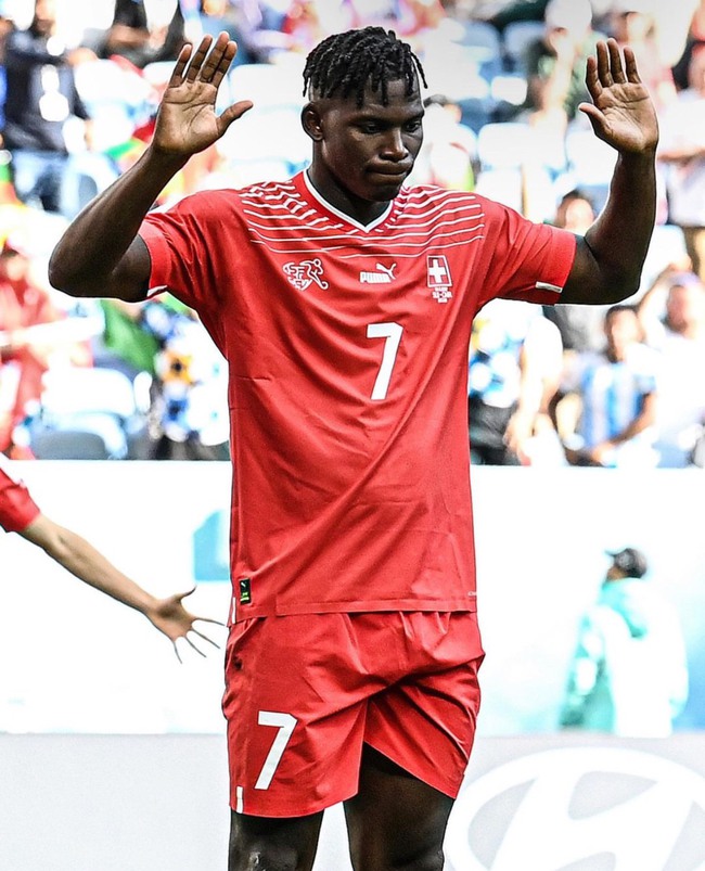 Tiền đạo Thụy Sĩ từ chối ăn mừng khi ghi bàn vào lưới Cameroon - Ảnh 5.