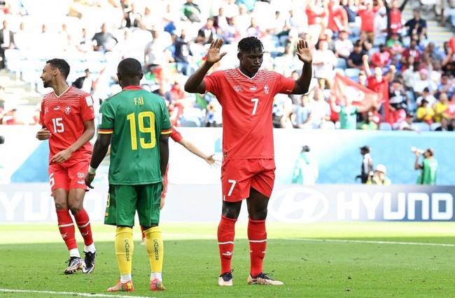 Tiền đạo Thụy Sĩ từ chối ăn mừng khi ghi bàn vào lưới Cameroon - Ảnh 2.