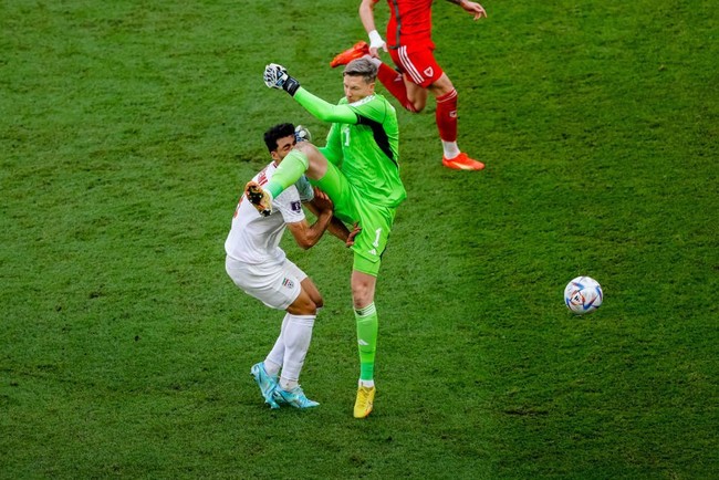 Kết quả bóng đá xứ Wales 0-2 Iran: Thủ môn nhận thẻ đỏ, xứ Wales gục ngã phút bù giờ - Ảnh 1.