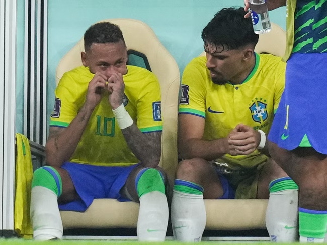 Neymar chấn thương mắt cá, nghỉ hết vòng bảng - Ảnh 2.