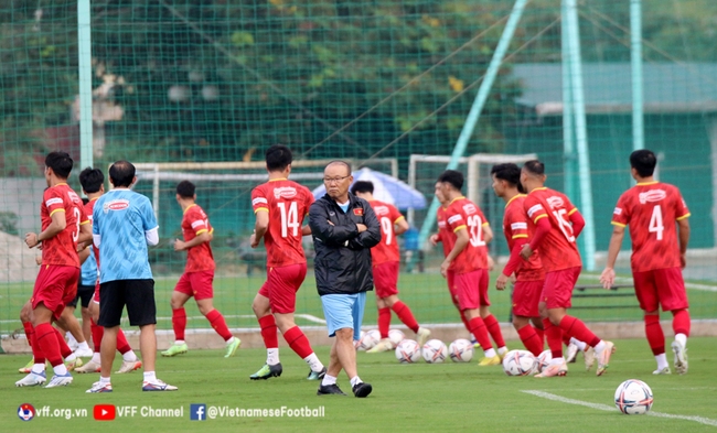 HLV Park Hang Seo rèn chiến thuật cho tuyển Việt Nam trước AFF Cup - Ảnh 1.