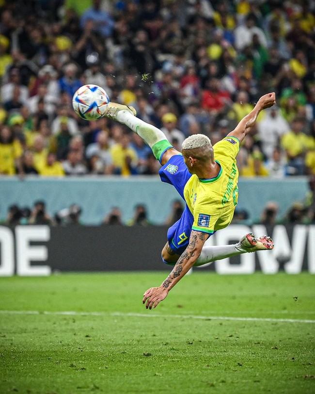 CĐV xuýt xoa sau cú volley 'vô thực' của Richarlison cho Brazil - Ảnh 2.
