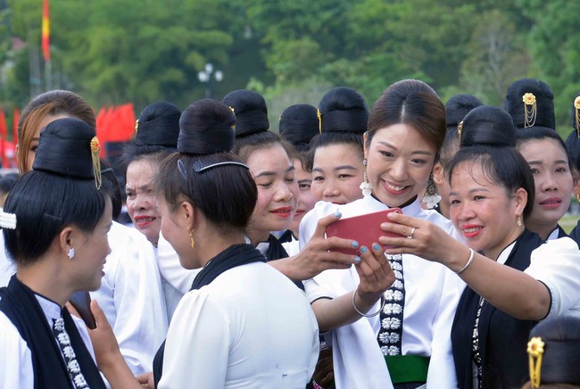 Các thí sinh Hoa hậu Du lịch thế giới trải nghiệm nghệ thuật xòe Thái - Ảnh 2.