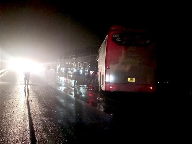 Tai nạn giao thông trên cao tốc Nội Bài - Lào Cai khiến 2 người tử vong và 5 người bị thương - Ảnh 1.