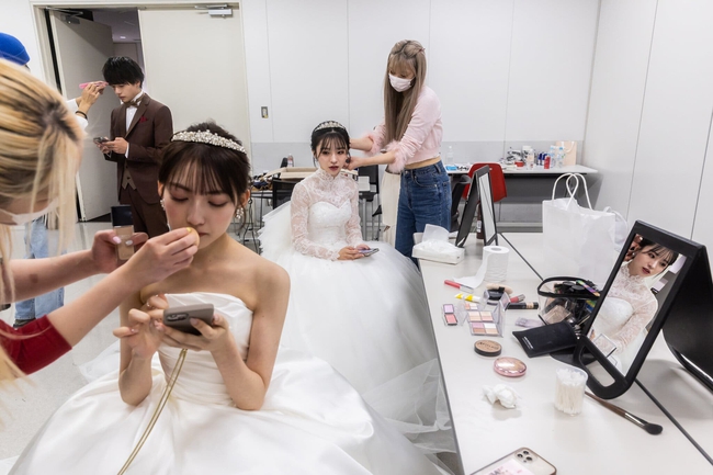 Nhúc nhối tìm ‘bình hoa di động’ đội lốt thi hoa khôi ở Nhật: Công ty người mẫu 'sướng' vì tiện, thí sinh 'khóc ròng' vì ăn kiêng - Ảnh 1.