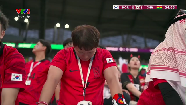 Một vài CĐV Hàn Quốc đã khóc khi đội nhà để thủng lưới hai bàn ngay trong hiệp một