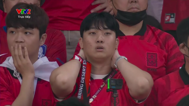 CĐV Hàn Quốc khóc nức nở sau trận thua Ghana - Ảnh 4.