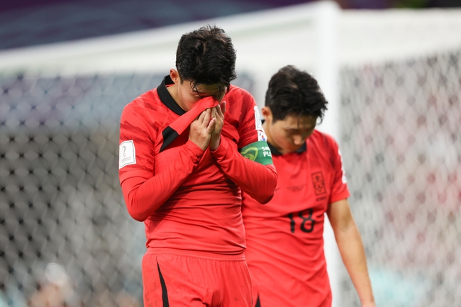 Tiền đạo Son-heung min cũng đã không thể kìm được nước mắt khi trận đấu kết thúc