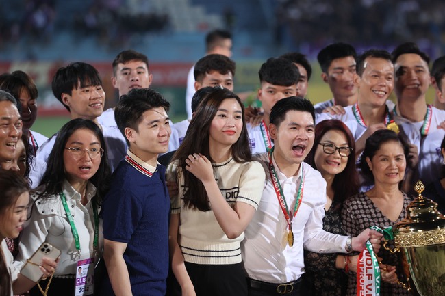 Đỗ Mỹ Linh lần thứ hai ăn mừng chức vô địch cùng Hà Nội FC - Ảnh 8.