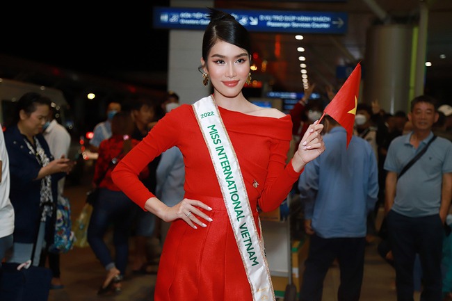 Á hậu Phương Anh lên đường sang Nhật Bản tham dự Miss International 2022 - Ảnh 2.