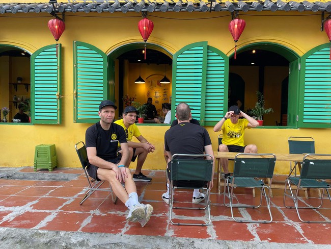 Fan Việt Nam hào hứng khi cầu thủ Dortmund ngồi đường tàu uống cafe - Ảnh 4.