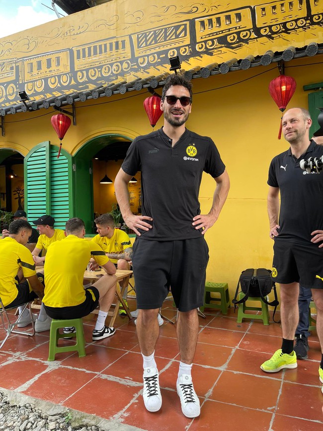 Fan Việt Nam hào hứng khi cầu thủ Dortmund ngồi đường tàu uống cafe - Ảnh 6.