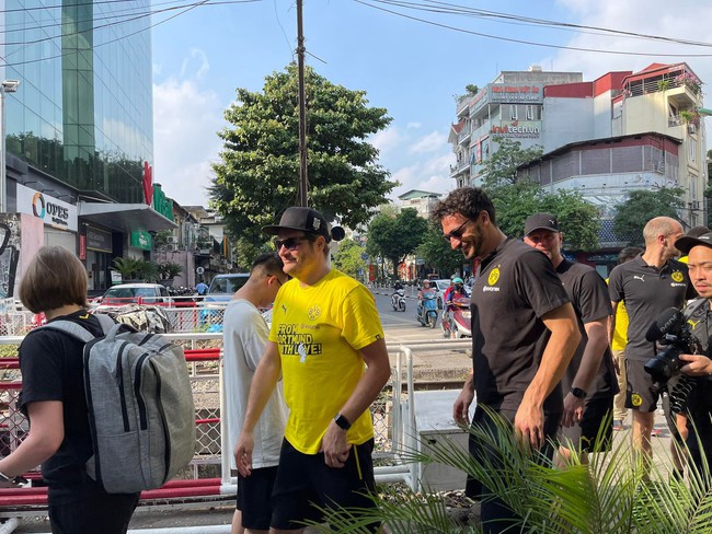 Fan Việt Nam hào hứng khi cầu thủ Dortmund ngồi đường tàu uống cafe - Ảnh 5.