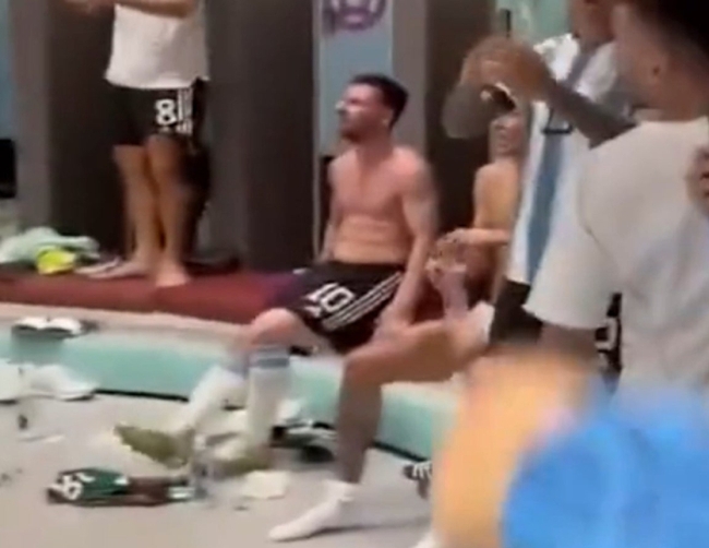 Messi bị cho là đã đá và giẫm lên áo đấu Mexico trong đoạn băng ghi lại cảnh ăn mừng của các cầu thủ Argentina