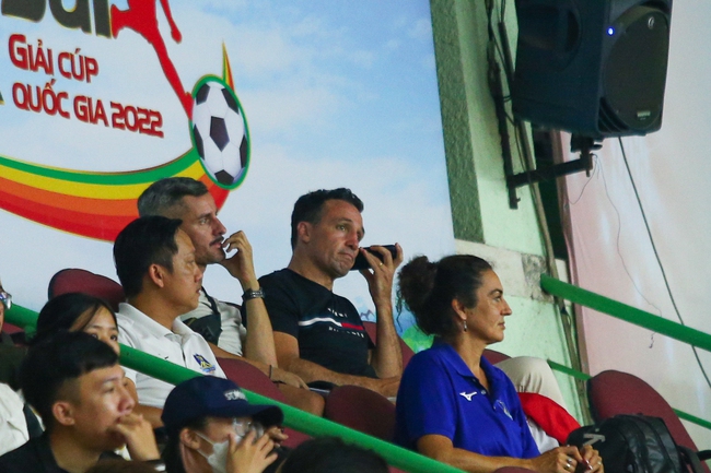 Hồ Văn Ý và các cầu thủ Thái Sơn Nam thất thần, buồn bã khi mất trắng danh hiệu quốc nội 2022 - Ảnh 7.
