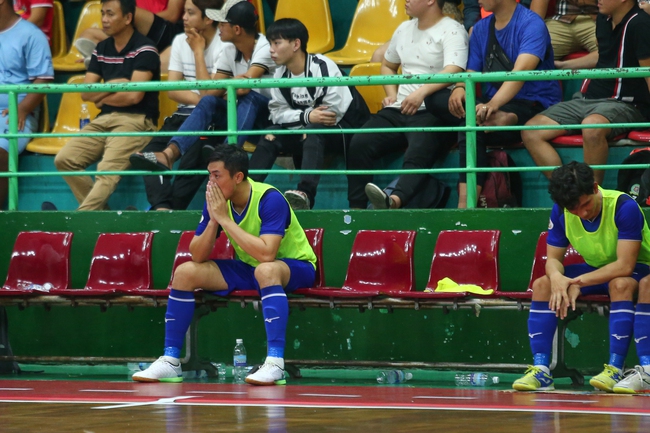 Hồ Văn Ý và các cầu thủ Thái Sơn Nam thất thần, buồn bã khi mất trắng danh hiệu quốc nội 2022 - Ảnh 2.