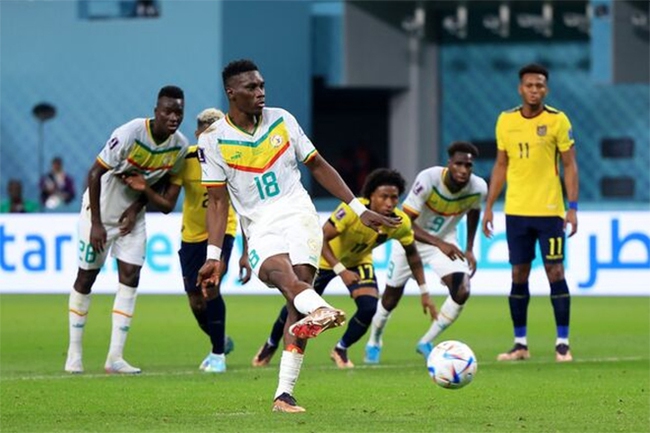 Ecuador vs Senegal: Sao Senegal gây sốt với pha đá 11m cực dị - Ảnh 2.