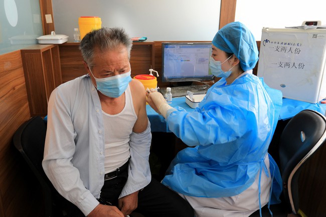 Trung Quốc tăng tốc tiêm vaccine ngừa Covid-19 cho người cao tuổi - Ảnh 1.