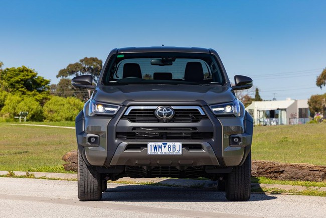 Đại lý nhận đặt cọc Toyota Hilux 2023: Giá dự kiến 1,05 tỷ đồng, vượt Ranger, đắt nhất phân khúc - Ảnh 2.