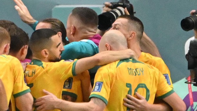 Australia vượt vòng bảng, cầu thủ ăn mừng như vô địch World Cup - Ảnh 6.