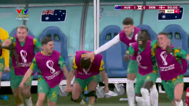 Australia vượt vòng bảng, cầu thủ ăn mừng như vô địch World Cup - Ảnh 3.