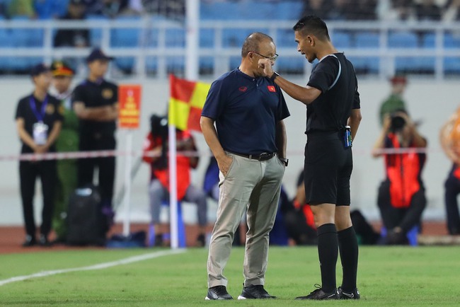 HLV Park Hang Seo phô trương lực lượng trước AFF Cup - Ảnh 1.