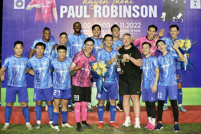 Huyền thoại đội tuyển Anh Paul Robinson ấm áp khi đến Việt Nam - Ảnh 3.