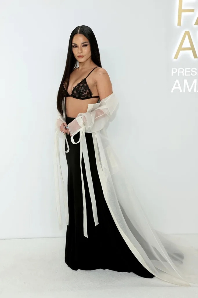 Sự kiện thời trang 'chặt chém': Dàn siêu mẫu đổ bộ, chị em nhà Kardashian có lép vế trước bồ cũ Kanye West? - Ảnh 5.