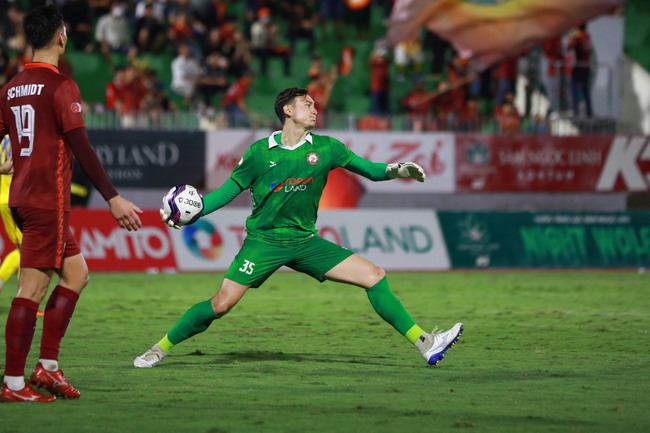 Văn Lâm chơi xuất sắc, Định Trọng và Xuân Mạnh to tiếng sau trận đấu Bình Định thắng SLNA - Ảnh 1.