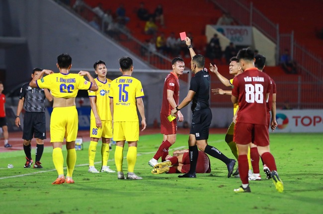 Văn Lâm chơi xuất sắc, Định Trọng và Xuân Mạnh to tiếng sau trận đấu Bình Định thắng SLNA - Ảnh 8.