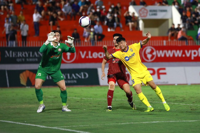 Văn Lâm chơi xuất sắc, Định Trọng và Xuân Mạnh to tiếng sau trận đấu Bình Định thắng SLNA - Ảnh 2.