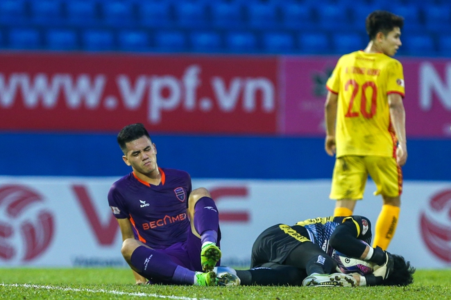 Tuyển thủ U23 Việt Nam không thể bắt trọn trận đấu trong trận thua của CLB Thanh Hoá - Ảnh 2.