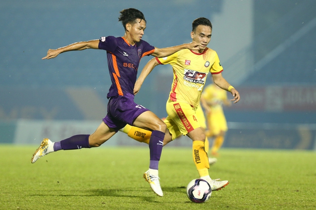 Tuyển thủ U23 Việt Nam không thể bắt trọn trận đấu trong trận thua của CLB Thanh Hoá - Ảnh 6.