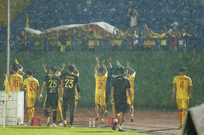 Tuyển thủ U23 Việt Nam không thể bắt trọn trận đấu trong trận thua của CLB Thanh Hoá - Ảnh 8.