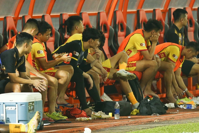 Tuyển thủ U23 Việt Nam không thể bắt trọn trận đấu trong trận thua của CLB Thanh Hoá - Ảnh 4.