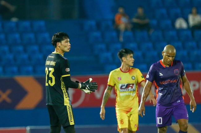 Tuyển thủ U23 Việt Nam không thể bắt trọn trận đấu trong trận thua của CLB Thanh Hoá - Ảnh 1.